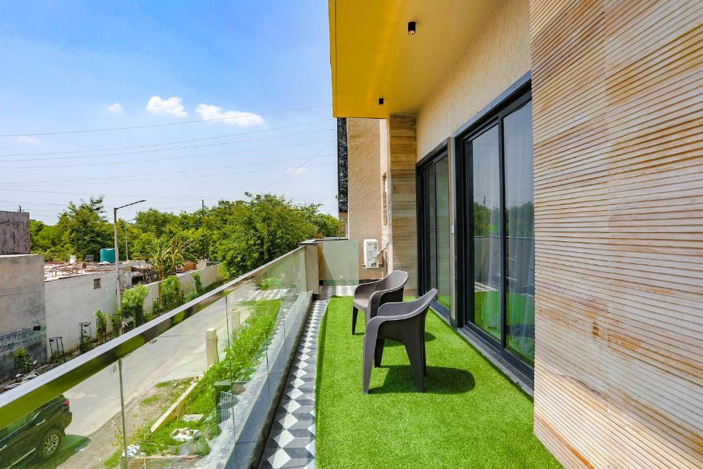 Нойда: FabHotel Clarks Suites