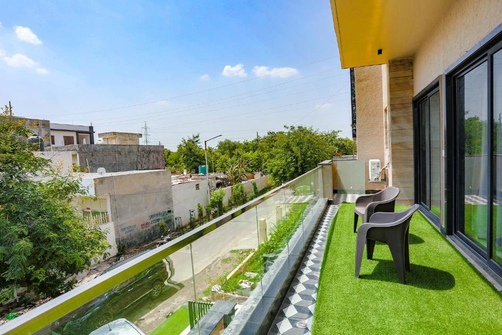 Нойда: FabHotel Clarks Suites