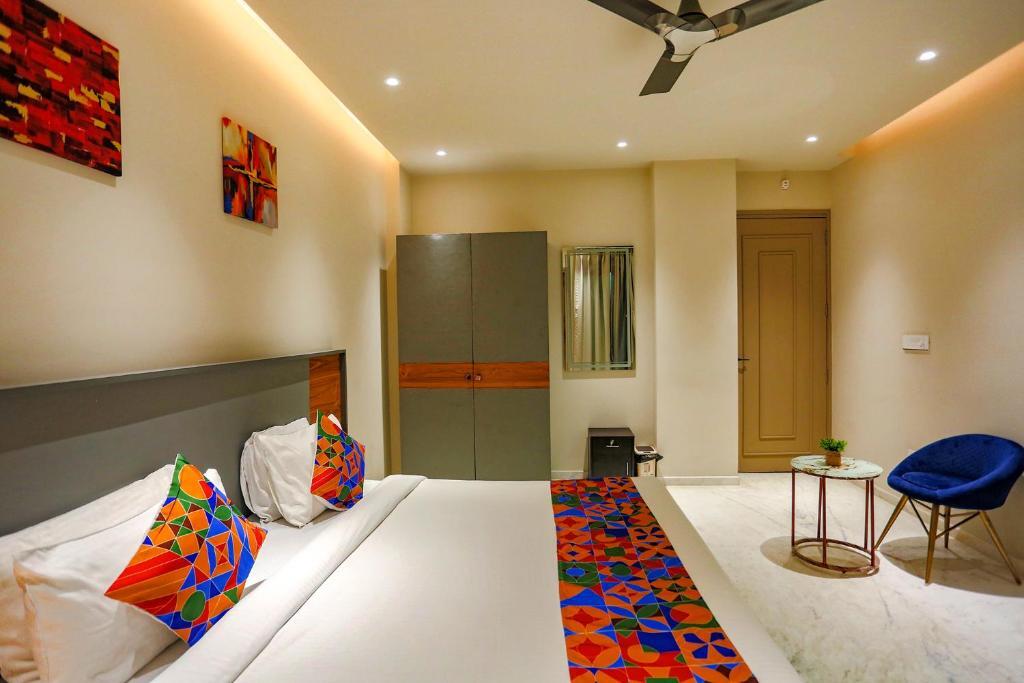 Нойда: FabHotel Clarks Suites