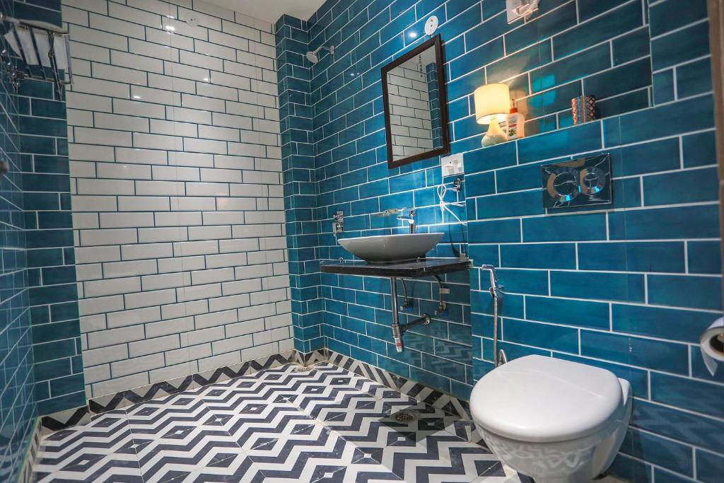 Нойда: FabHotel Clarks Suites