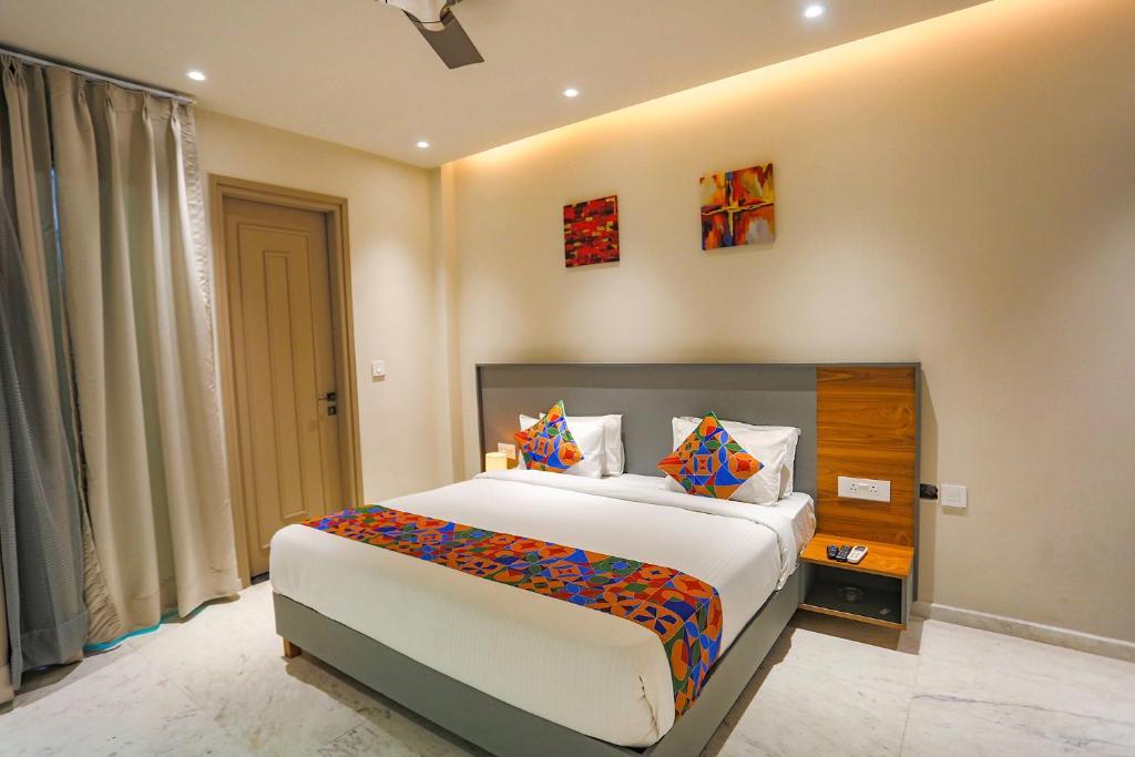 Нойда: FabHotel Clarks Suites