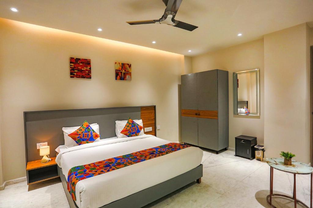 Нойда: FabHotel Clarks Suites