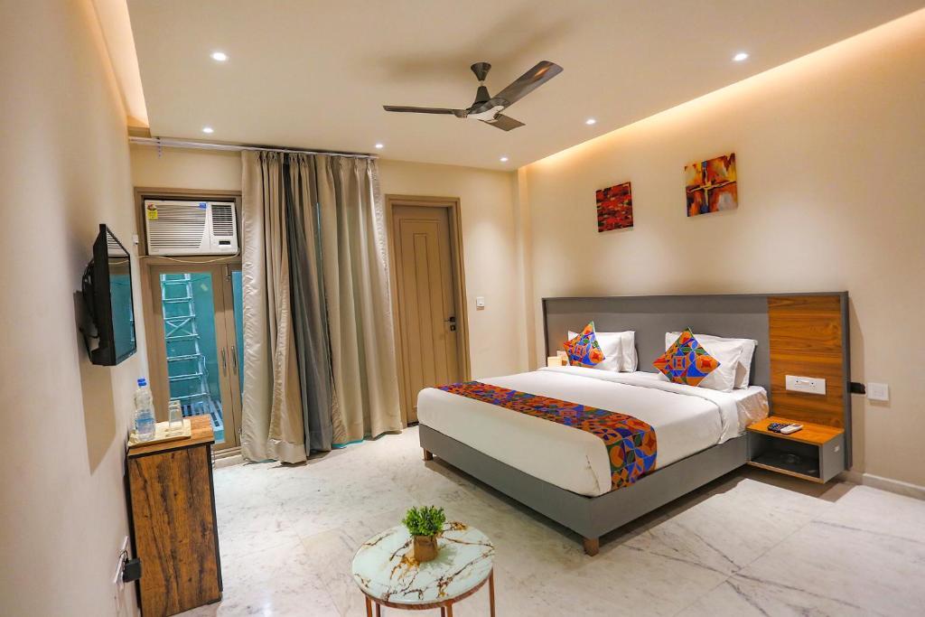Нойда: FabHotel Clarks Suites