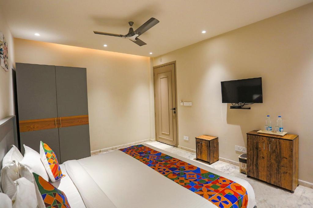 Нойда: FabHotel Clarks Suites