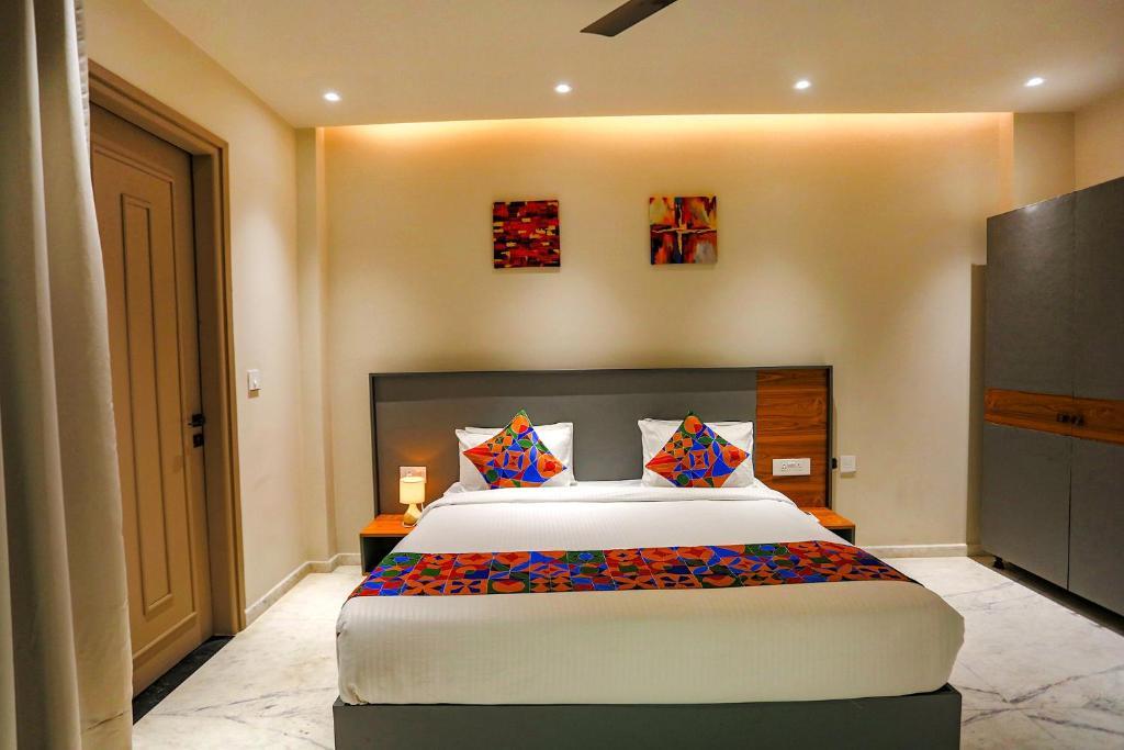 Нойда: FabHotel Clarks Suites