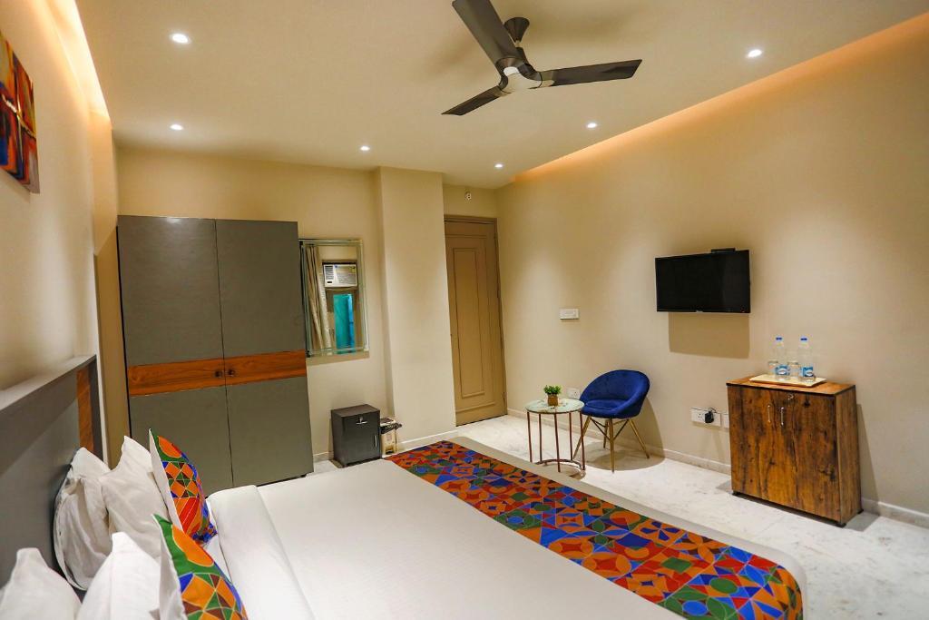 Нойда: FabHotel Clarks Suites