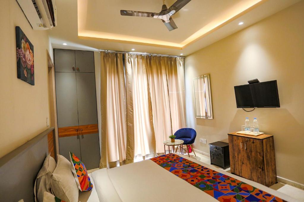 Нойда: FabHotel Clarks Suites