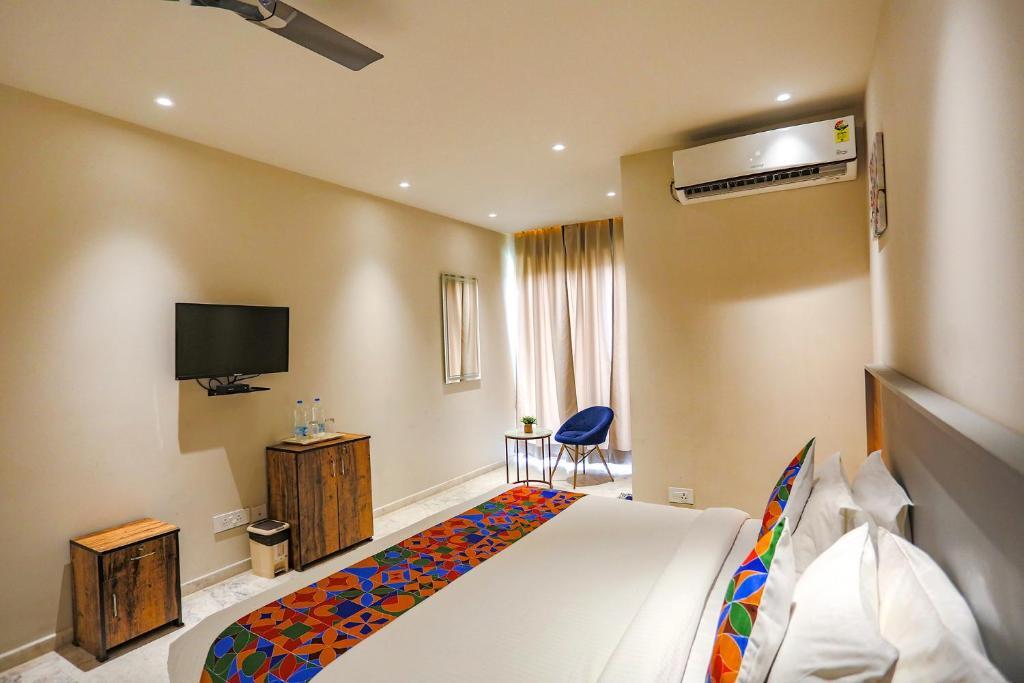 Нойда: FabHotel Clarks Suites