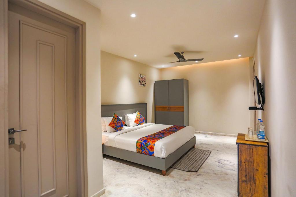 Нойда: FabHotel Clarks Suites