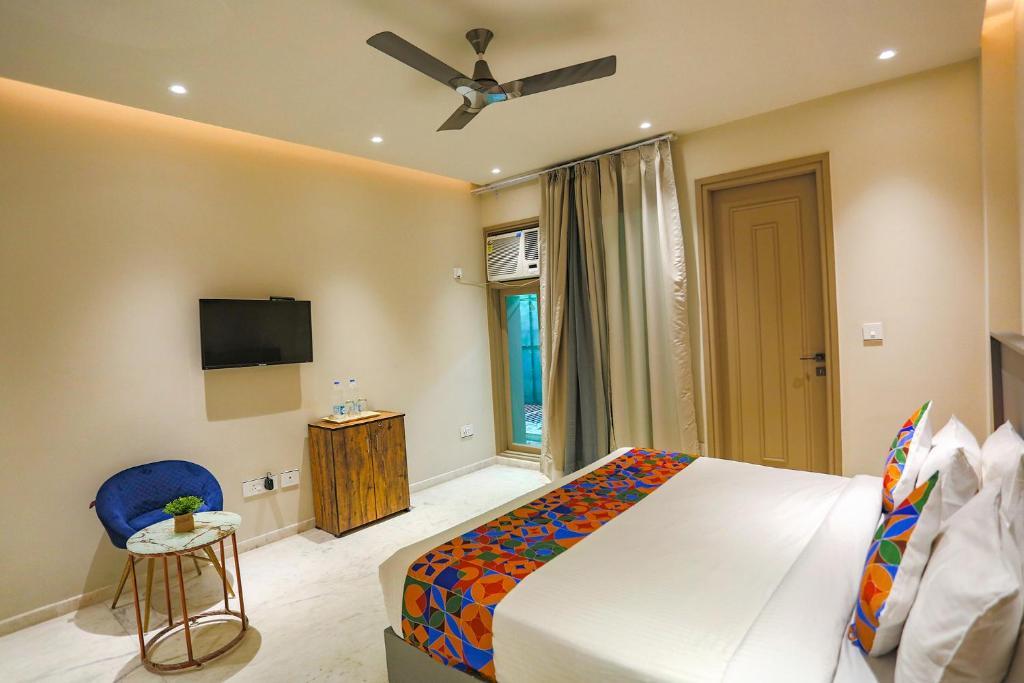 Нойда: FabHotel Clarks Suites