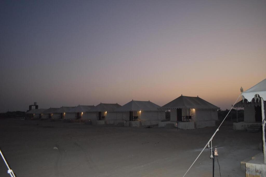 Кхури: Barna Desert Camp