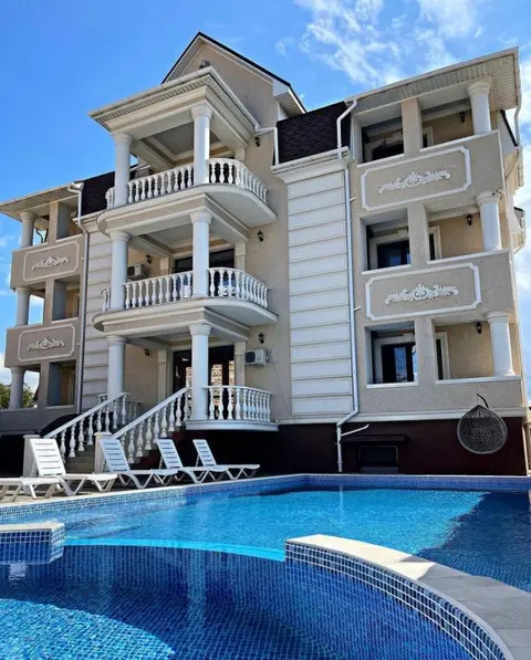 Новофёдоровка: Вилла Елена
