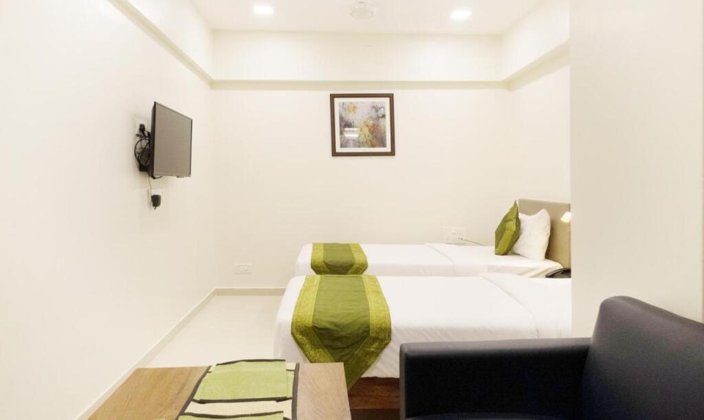 Мумбаи: J ESVI Hotels