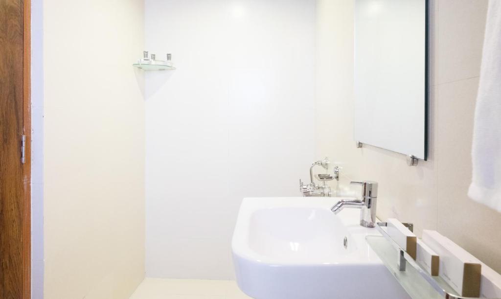 Мумбаи: J ESVI Hotels