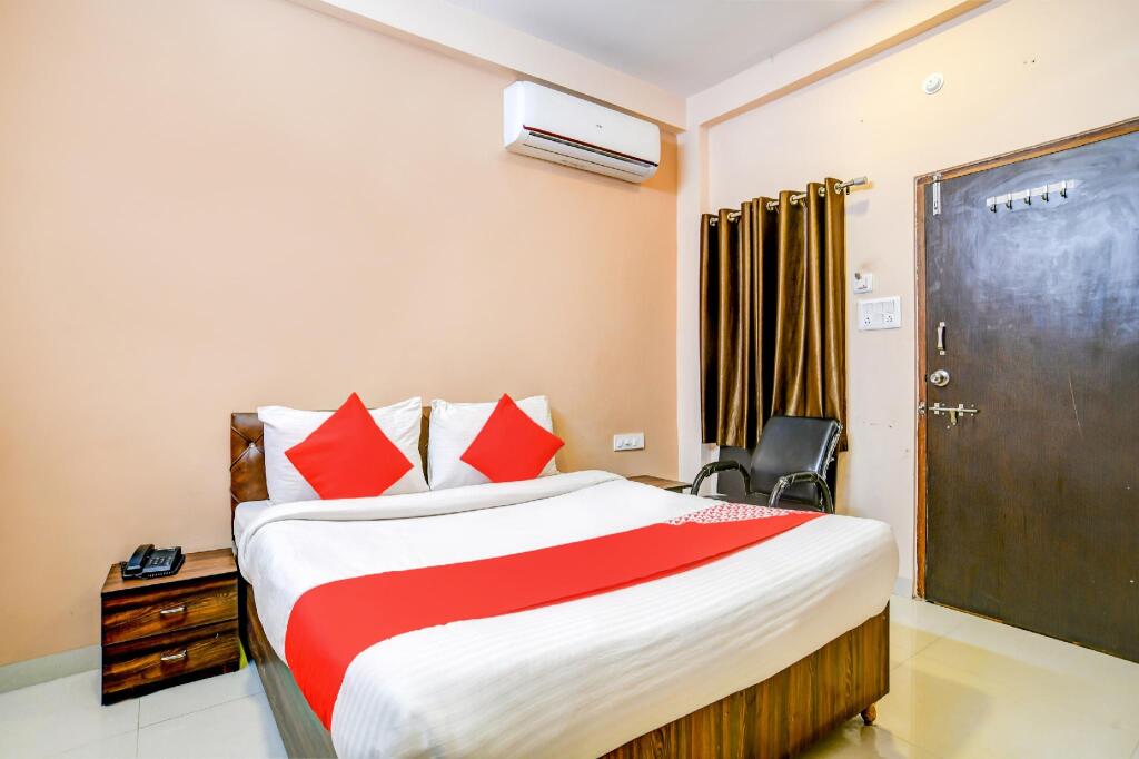 Индаур: OYO IND700 Asha Hotel