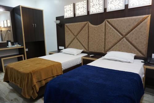 Аурангабад: Hotel J J