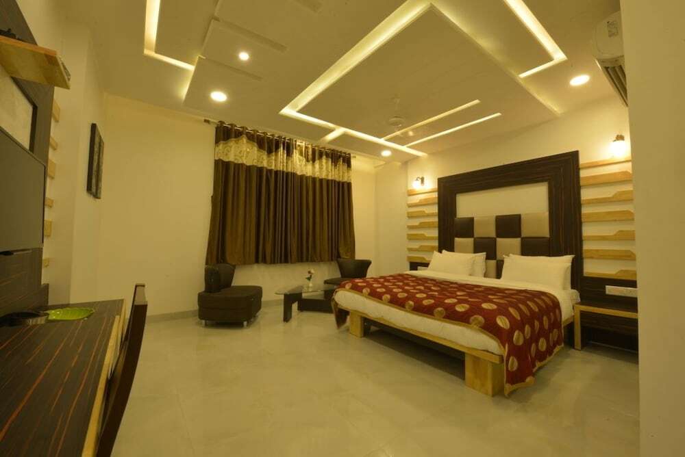 Аурангабад: Hotel J J