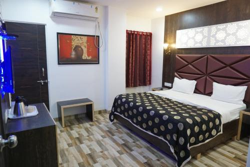 Аурангабад: Hotel J J