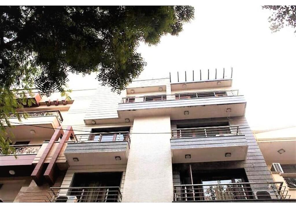Нью-Дели: Bluo Park Facing 3bhk - Balcony, Lift, Parking