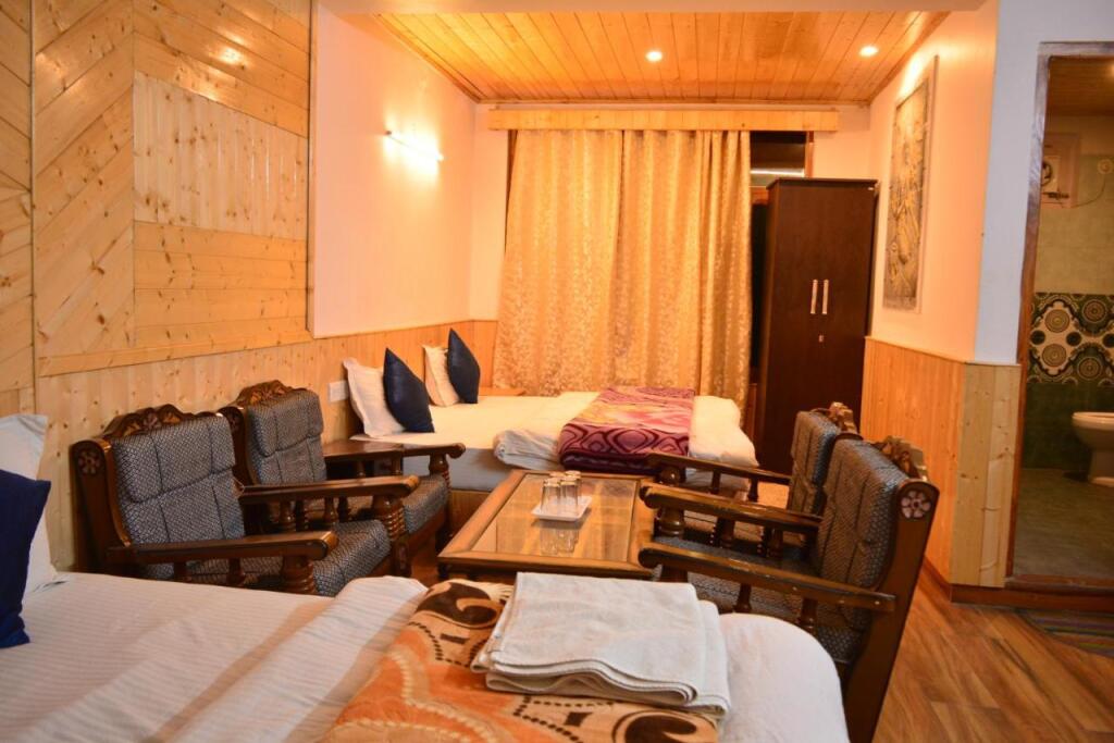 Манали: Hotel Neelgiri - Manali Diaries