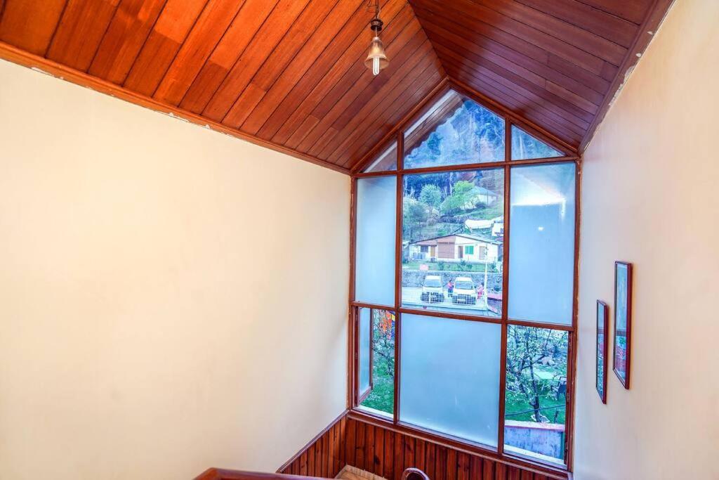 Манали: Springdales (Emiliana 5Bhk Cottage) (By Dumnu Homes)