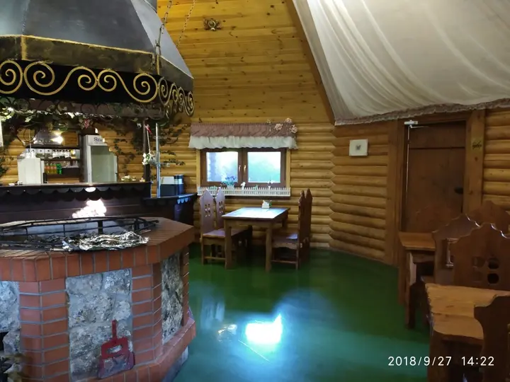 Оленевка: Гостиничный комплекс Смерекова Хата Крым