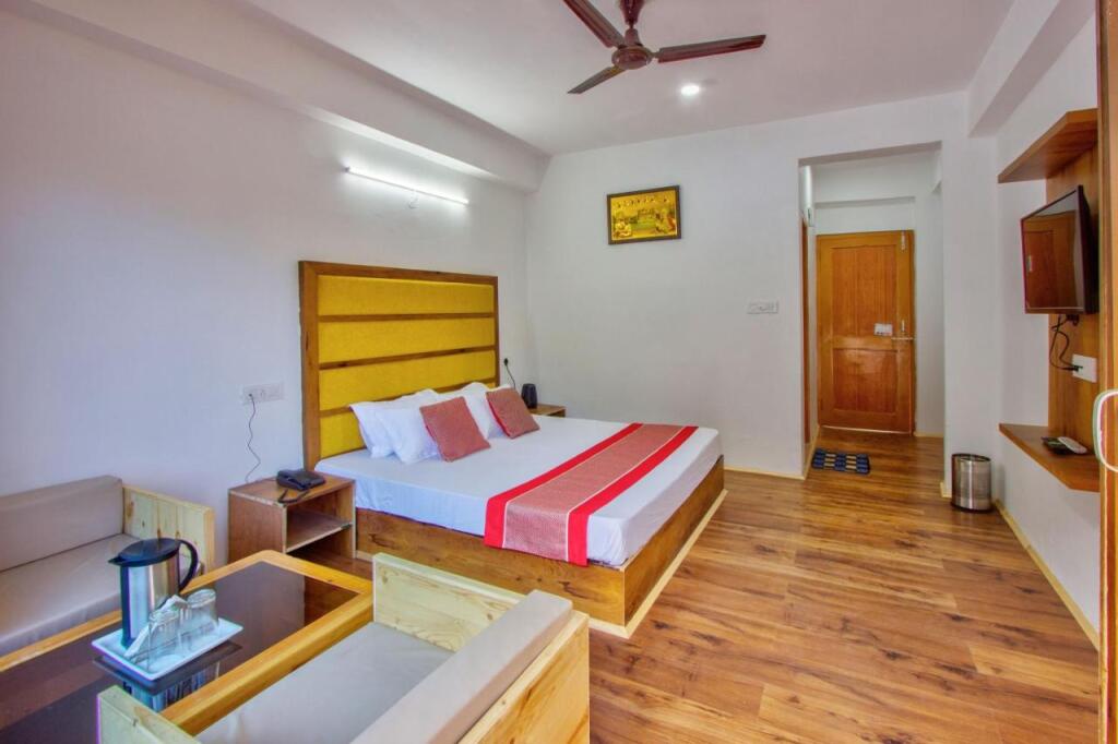 Манали: Hotel Beas River Retreat A Riverside Hotel With Balcony