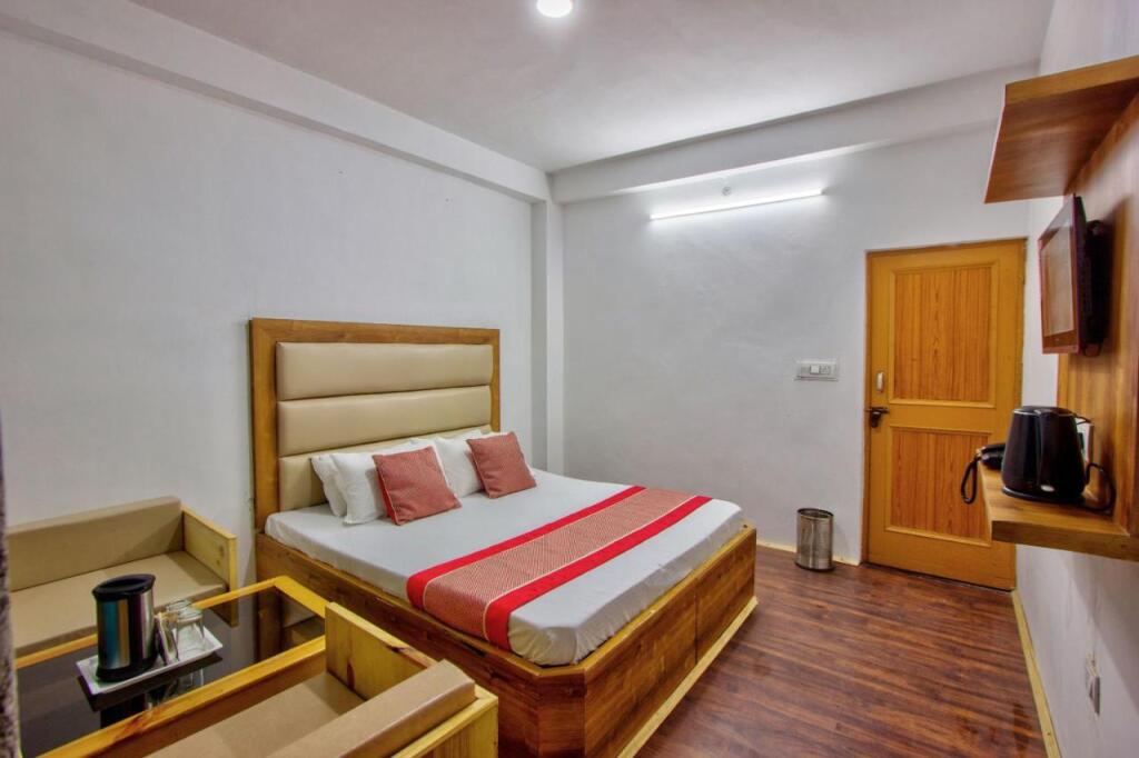Манали: Hotel Beas River Retreat A Riverside Hotel With Balcony