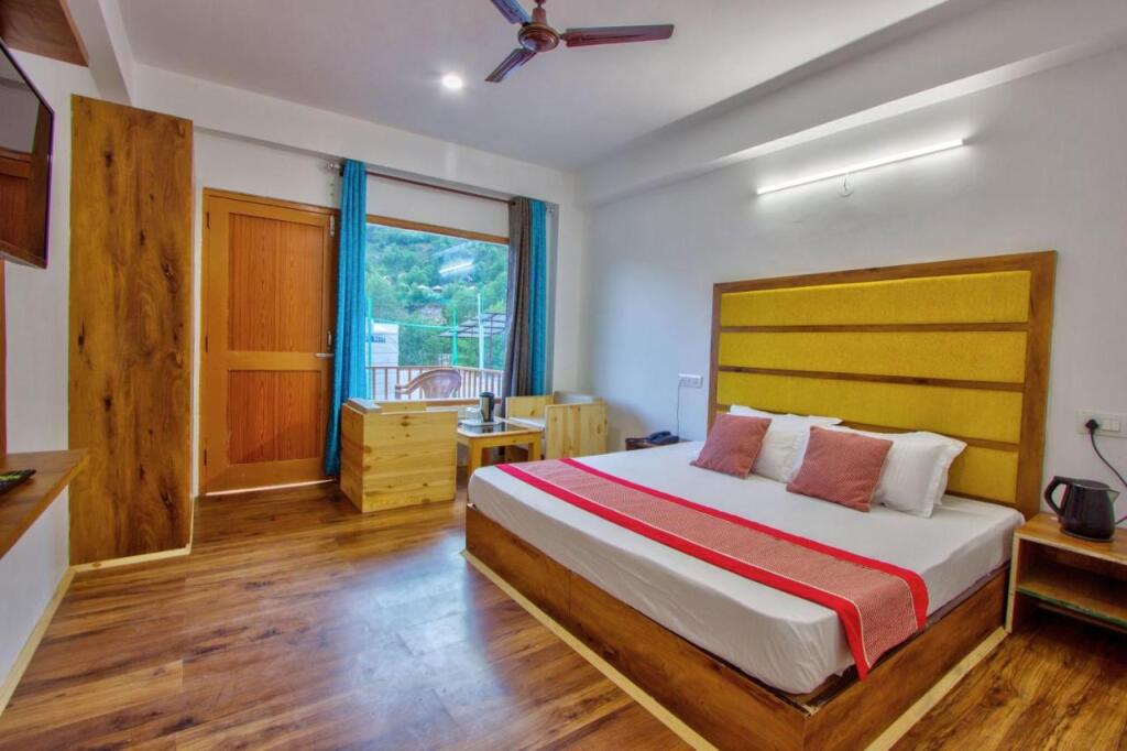 Манали: Hotel Beas River Retreat A Riverside Hotel With Balcony