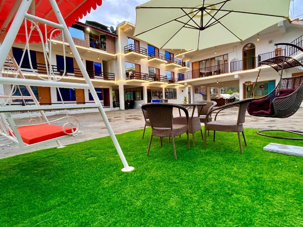 Манали: Hotel Beas River Retreat A Riverside Hotel With Balcony