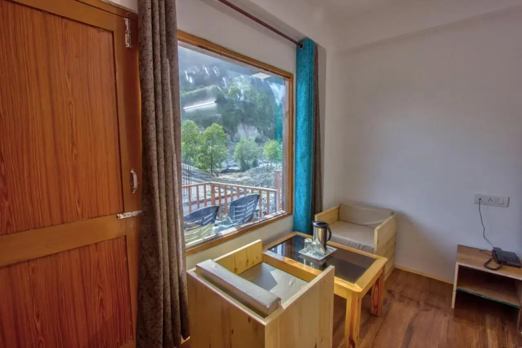 Манали: Hotel Beas River Retreat A Riverside Hotel With Balcony