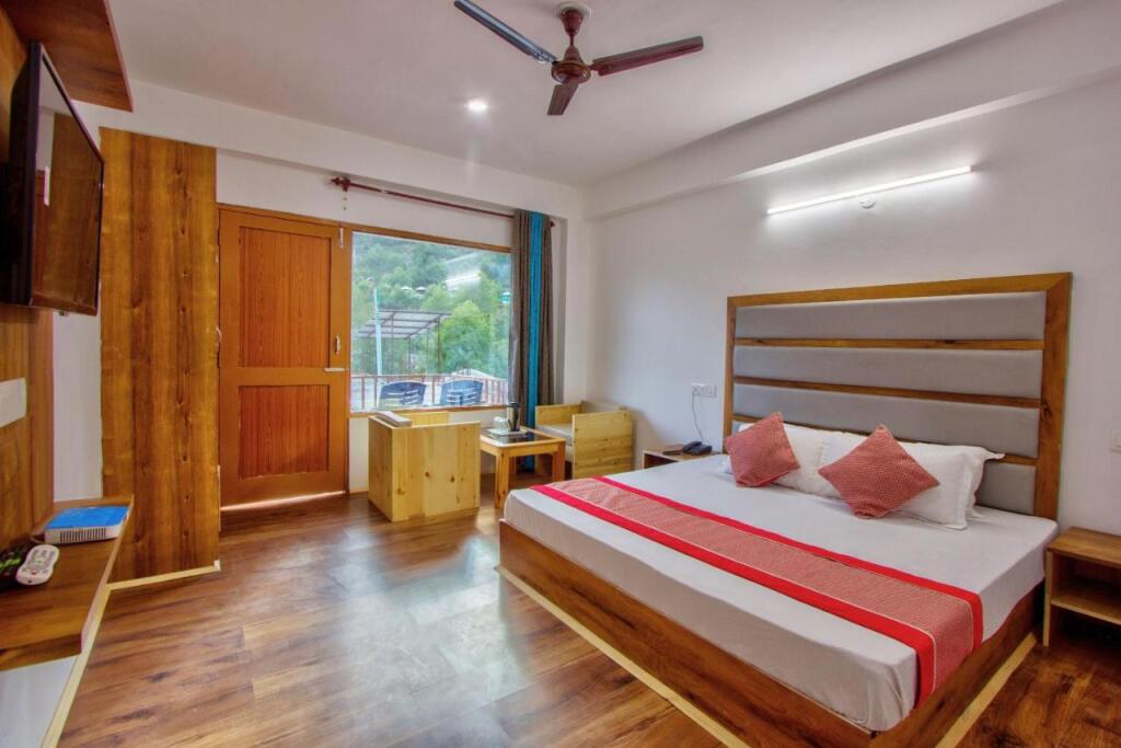 Манали: Hotel Beas River Retreat A Riverside Hotel With Balcony