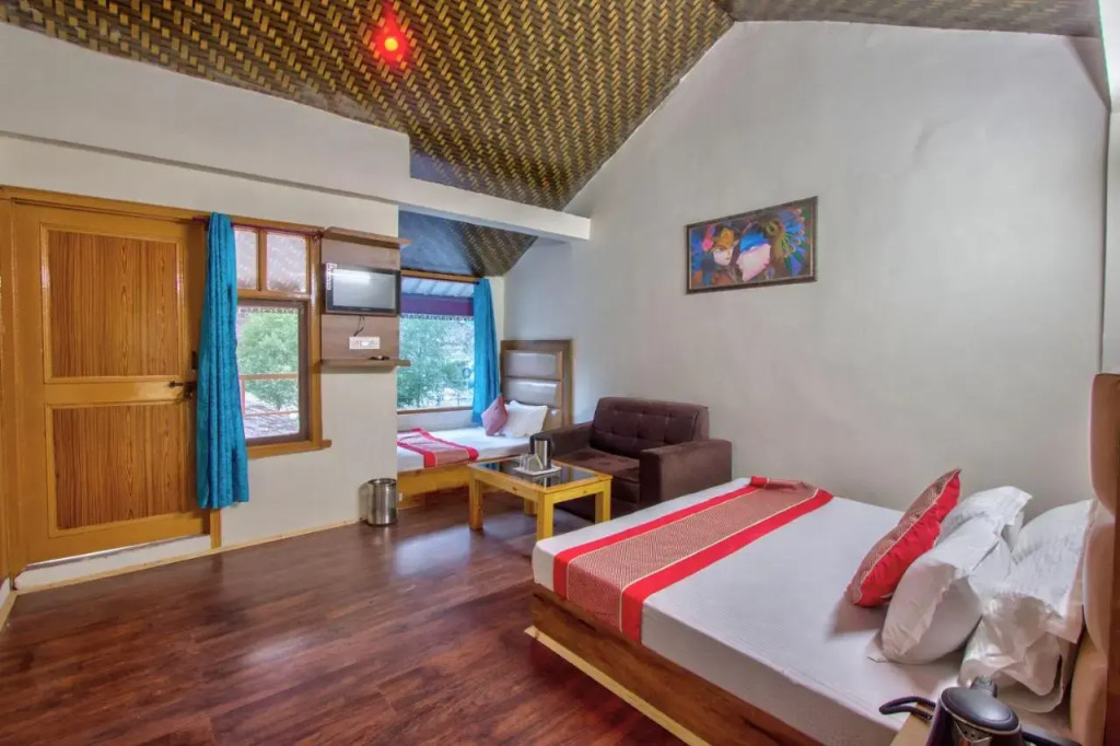 Манали: Hotel Beas River Retreat A Riverside Hotel With Balcony