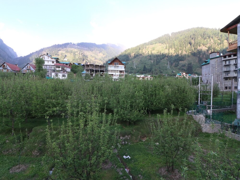 Манали: OYO 14011 Home Nature View Wooden Stay Naggar Road