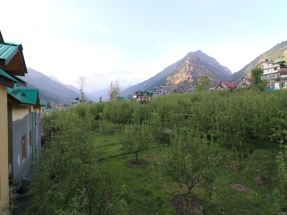 Манали: OYO 14011 Home Nature View Wooden Stay Naggar Road