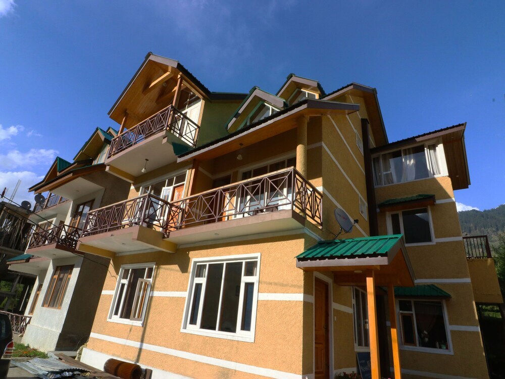 Манали: OYO 14011 Home Nature View Wooden Stay Naggar Road