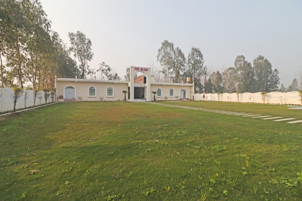 Барейлли: OYO 85847 The Bliss Resort & Banquet