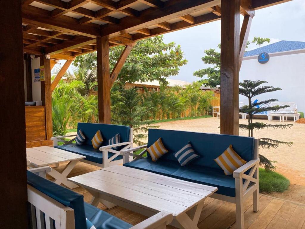 Арамбол: Sandbanks Beach Villas Morjim