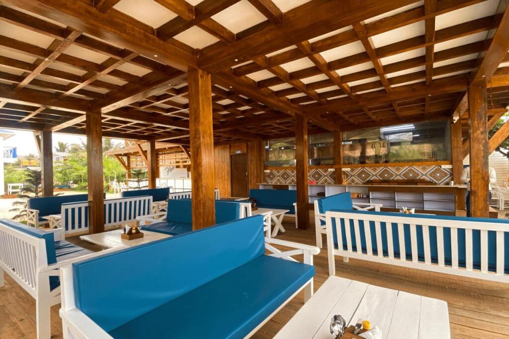 Арамбол: Sandbanks Beach Villas Morjim