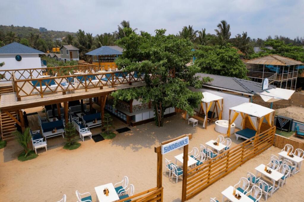 Арамбол: Sandbanks Beach Villas Morjim