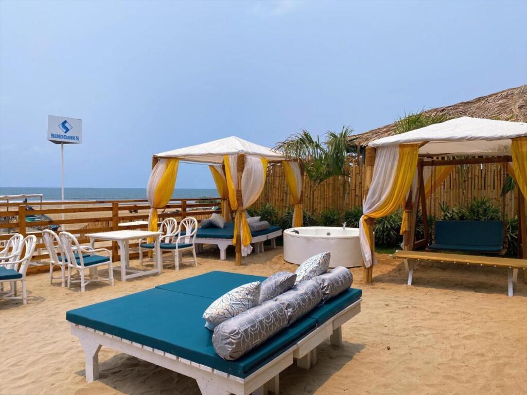 Арамбол: Sandbanks Beach Villas Morjim