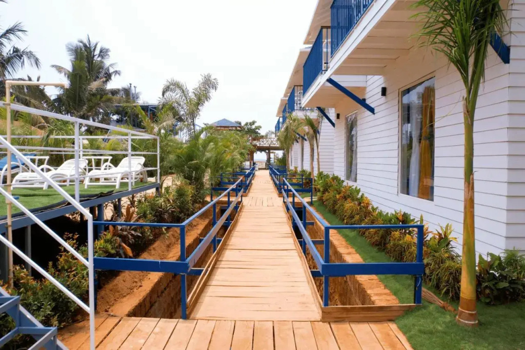 Арамбол: Sandbanks Beach Villas Morjim