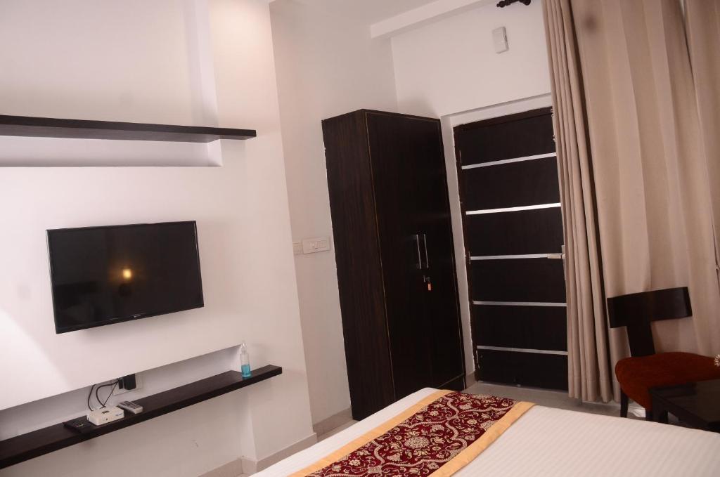 Наинитал: The Golden Sunrise Hotel