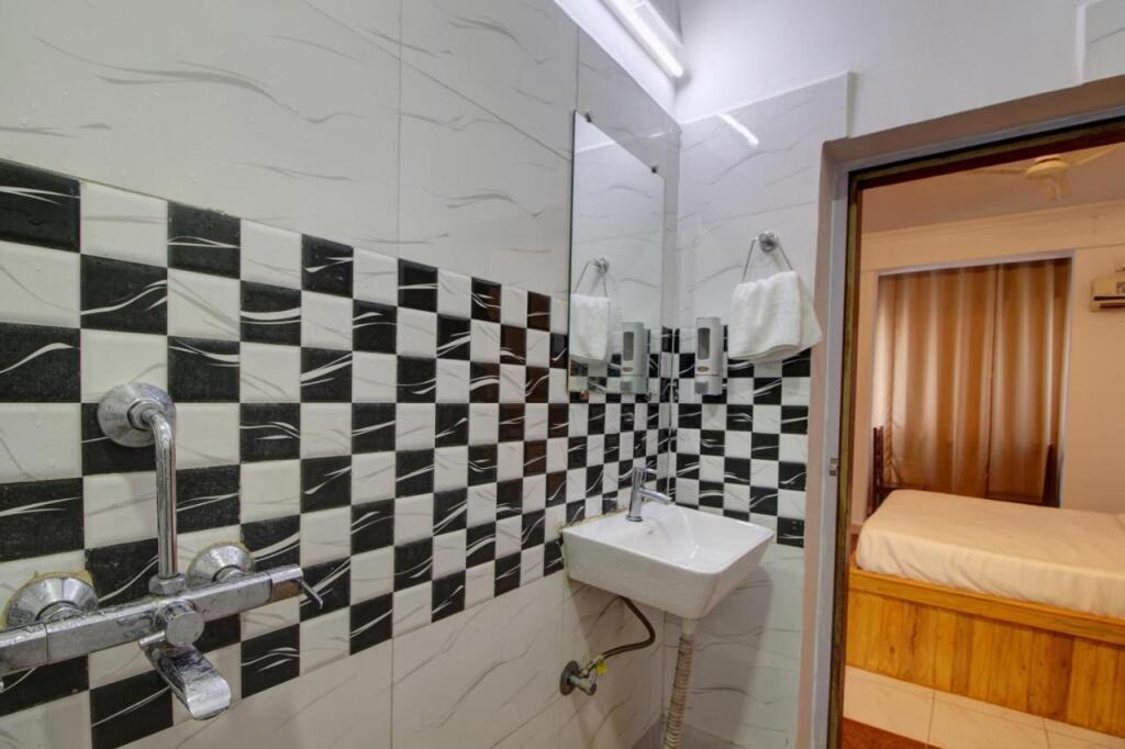 Hotel Pleasure Inn near Turtle Beach, Morjim — фото 2