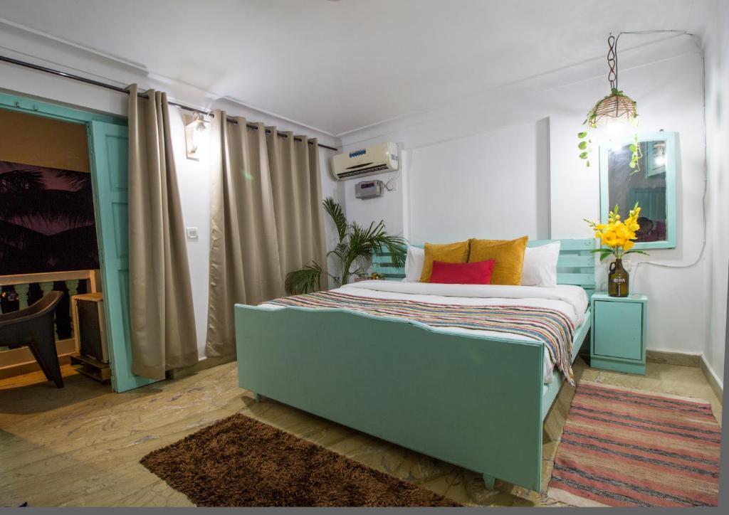 Морджим: The Turquoiise House