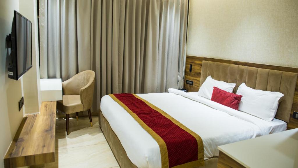 Мератх: Hotel Royal 9