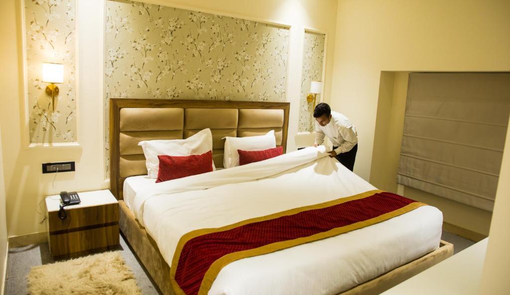 Мератх: Hotel Royal 9