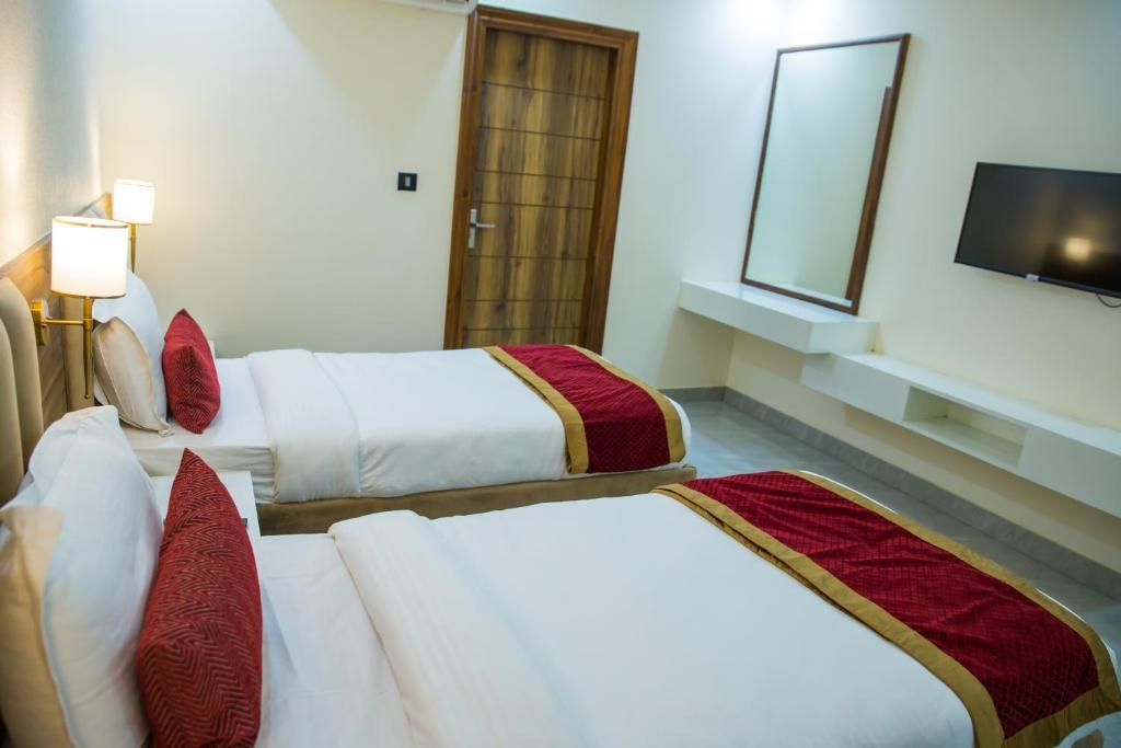 Мератх: Hotel Royal 9