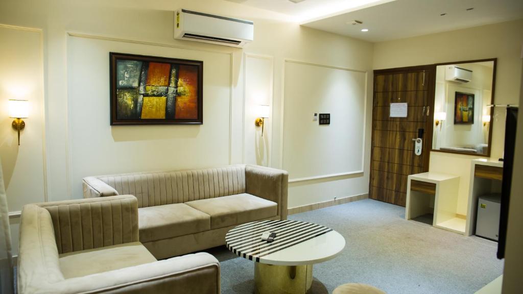 Мератх: Hotel Royal 9