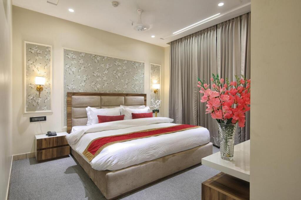 Мератх: Hotel Royal 9